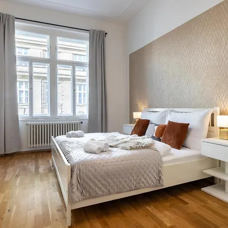 Spacious 2-Bedroom Apartment In Old Town By Easybnb פראג