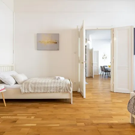 Spacious 2-Bedroom Apartment In Old Town By Easybnb