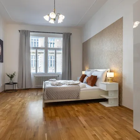 Spacious 2-Bedroom Apartment In Old Town By Easybnb פראג