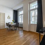 Spacious 2br In Old Town With Balcony By Easybnb Premium Prag