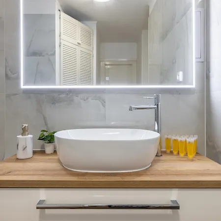 Spacious 2-bedroom In Old Town Apartment *
