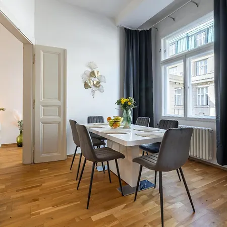 Spacious 2-bedroom In Old Town