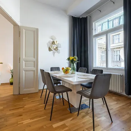 Spacious 2-bedroom In Old Town