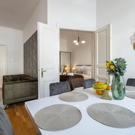 Daire Spacious 2-bedroom In Old Town