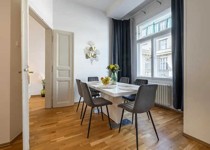 Spacious 2Br Apartment In Old Town With Balcony By Easybnb Premium