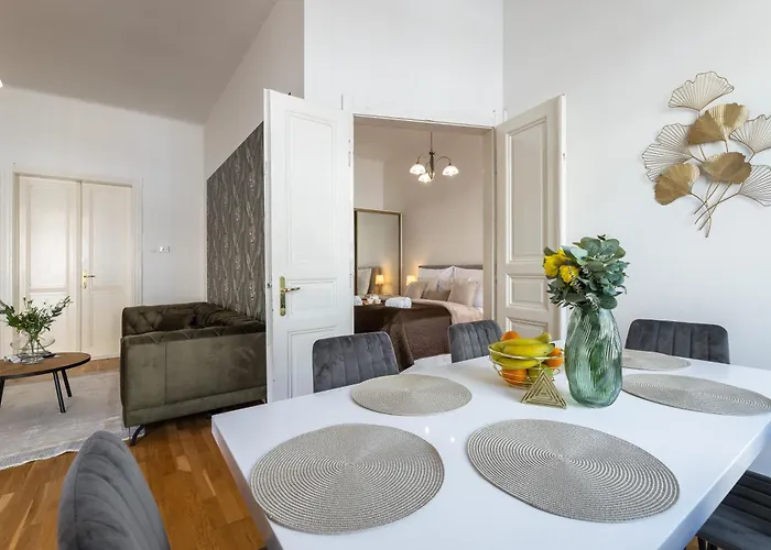 Apartamento Spacious 2Br Apartment In Old Town With Balcony By Easybnb Premium