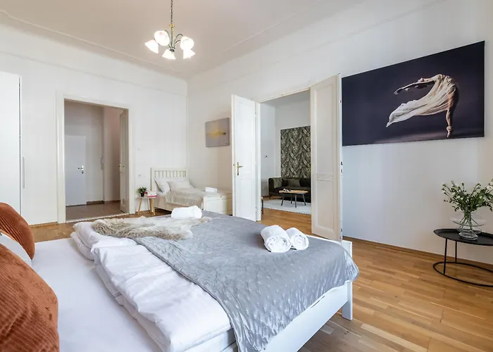Daire Spacious 2br In Old Town With Balcony By Easybnb Premium *